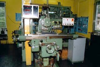 Knee-type milling machine