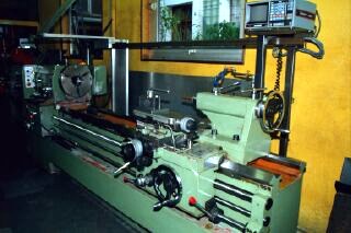 Large parallel lathe in the workshop